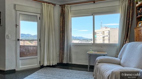 Piso luminoso con balcón en 7ª planta con vistas despejadas, en el centro de Canals, con 4 habitaciones y balcón