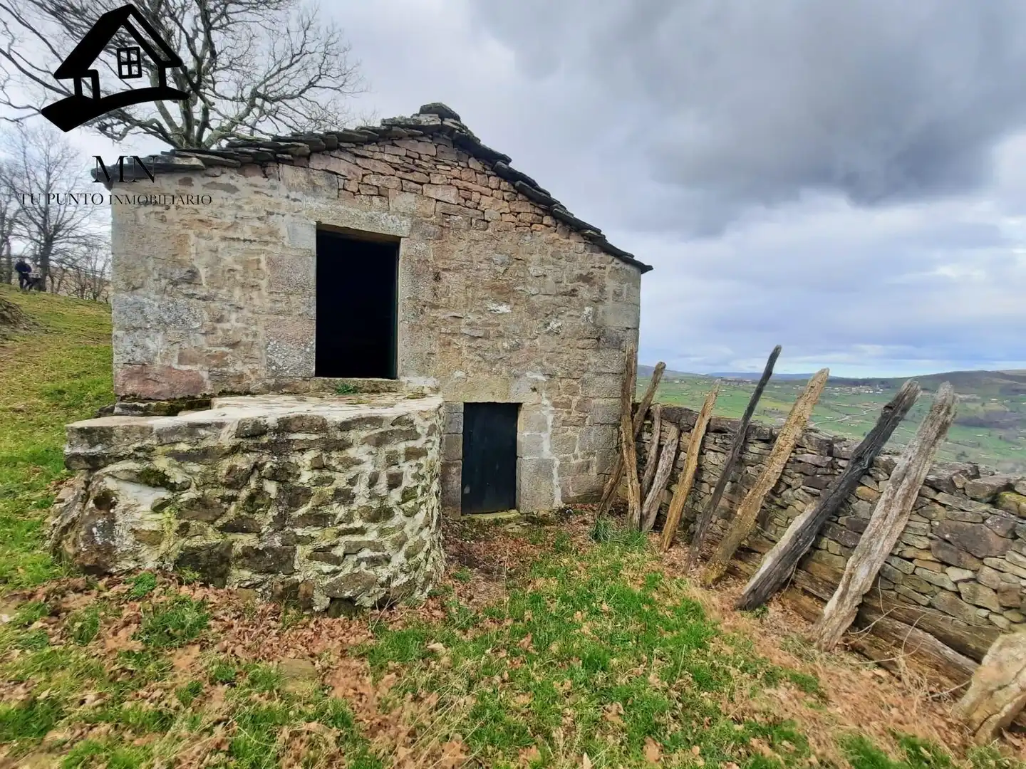 Vista exterior de Finca rústica en venda en San Pedro del Romeral amb Jardí privat
