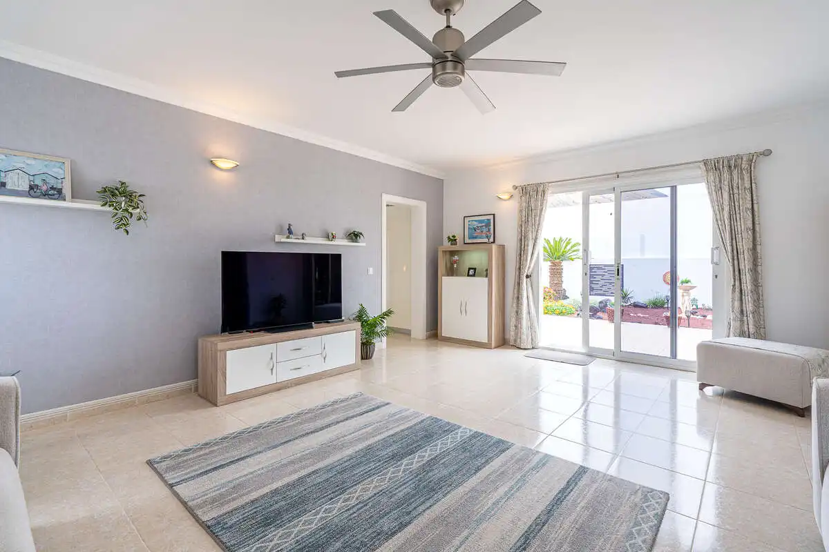 Sala d'estar de Casa o xalet en venda en Yaiza amb Traster, Piscina i Moblat