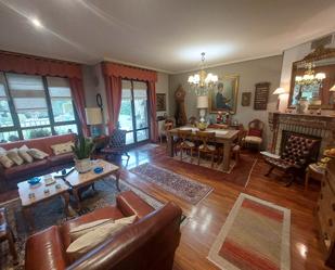 Sala d'estar de Casa adosada en venda en Vitoria - Gasteiz amb Terrassa