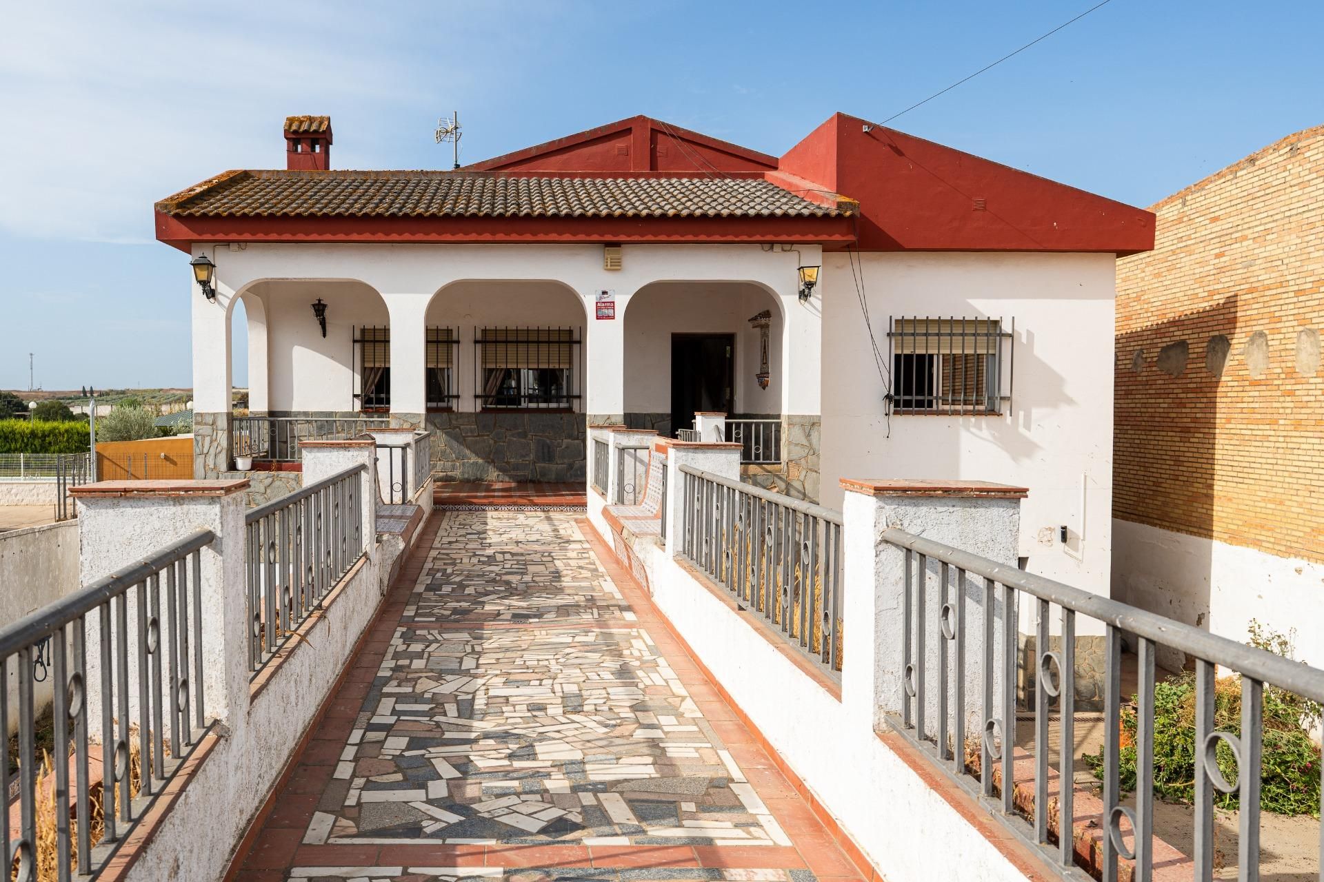 Vista exterior de Casa o xalet en venda en Rociana del Condado amb Jardí privat, Terrassa i Traster