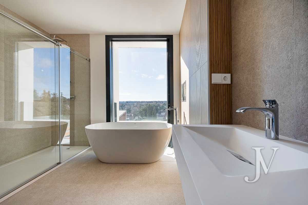 Bathroom of Single-family semi-detached for sale in Majadahonda  with Air Conditioner, Heating and Private garden
