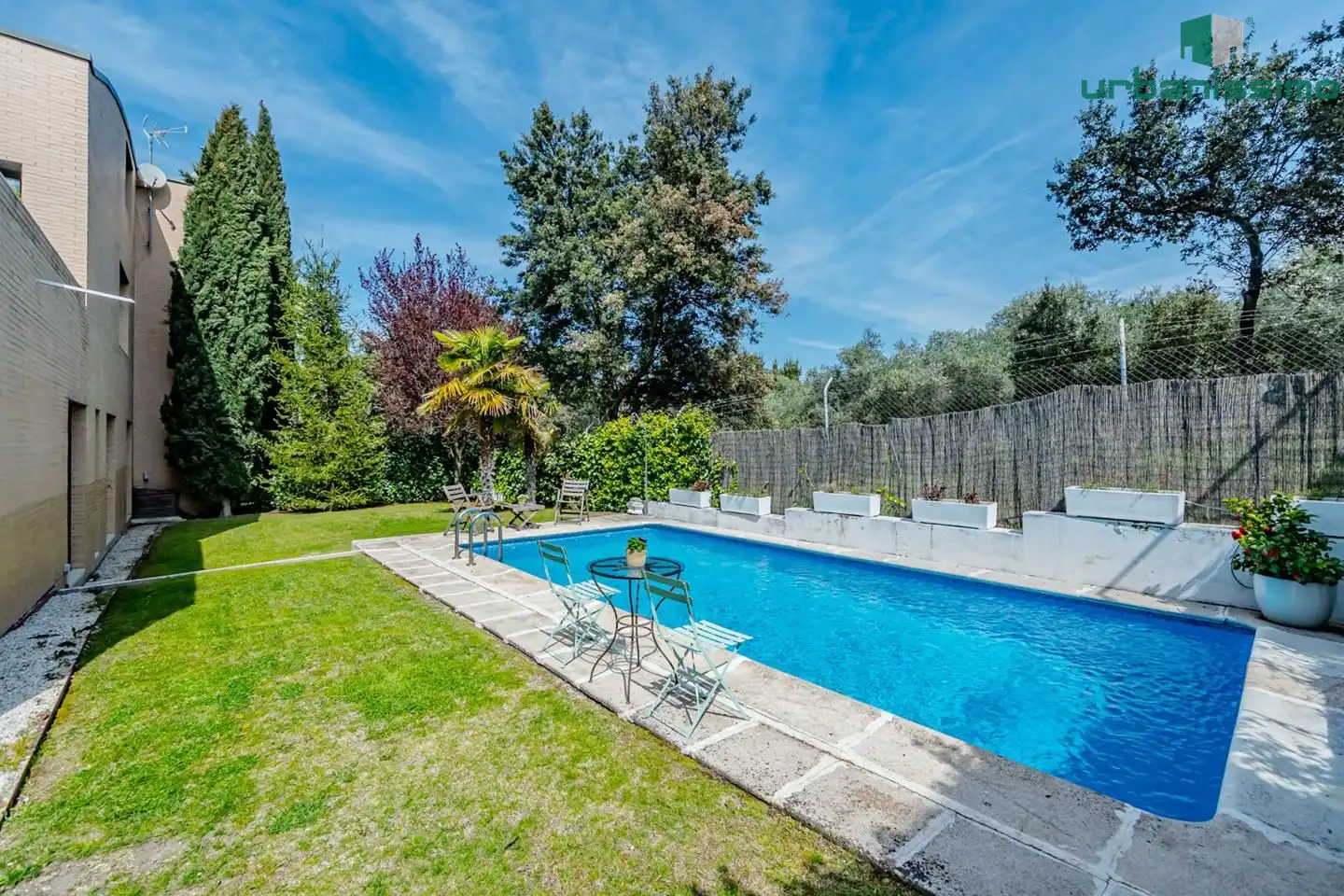 Piscina de Casa adosada en venda en Madrid amb Aire condicionat, Calefacció i Jardí privat