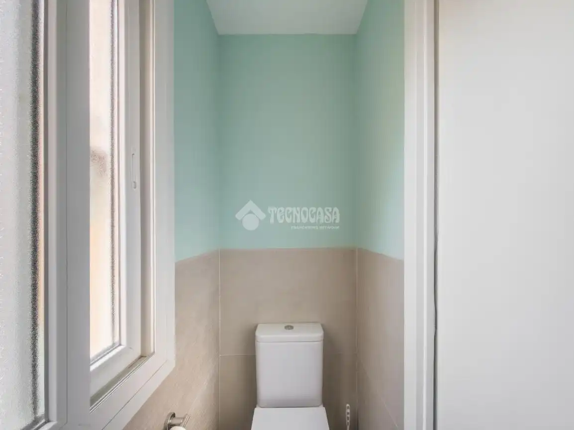 Bathroom of Flat for sale in Madrid  with Air Conditioner, Heating and Home automation