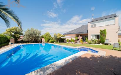 Schwimmbecken von Haus oder Chalet zum verkauf in Villanueva del Pardillo mit Klimaanlage, Schwimmbad und Balkon