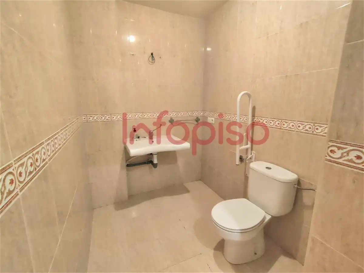 Baño de Oficina de alquiler en Valdepeñas con Aire acondicionado y Calefacción