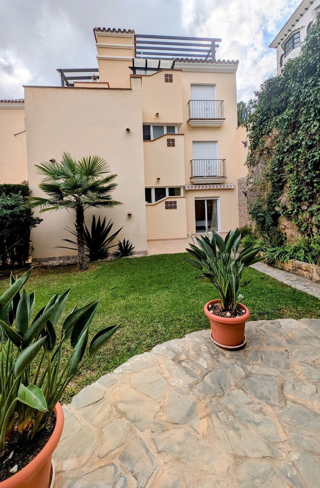 Jardín de Piso en venta en Benahavís con Terraza, Trastero y Piscina