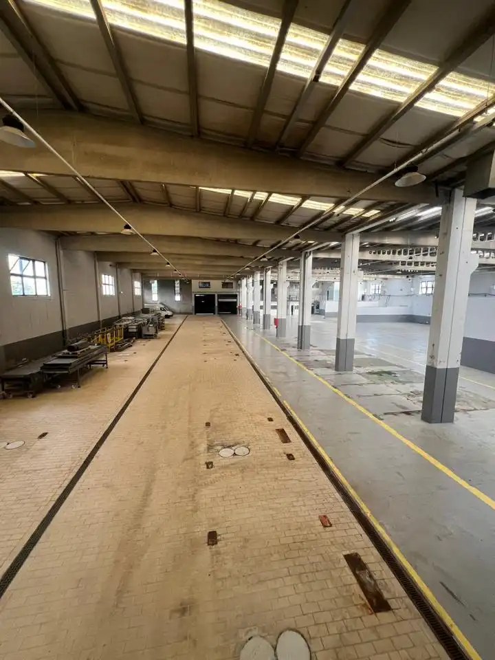 Parkplatz von Fabrikhallen zum Verkauf in Oseiro