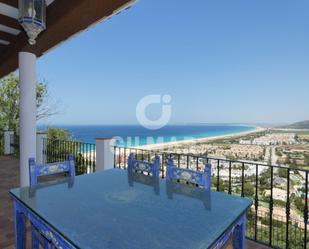 Vista exterior de Casa o xalet en venda en Tarifa amb Aire condicionat, Terrassa i Piscina