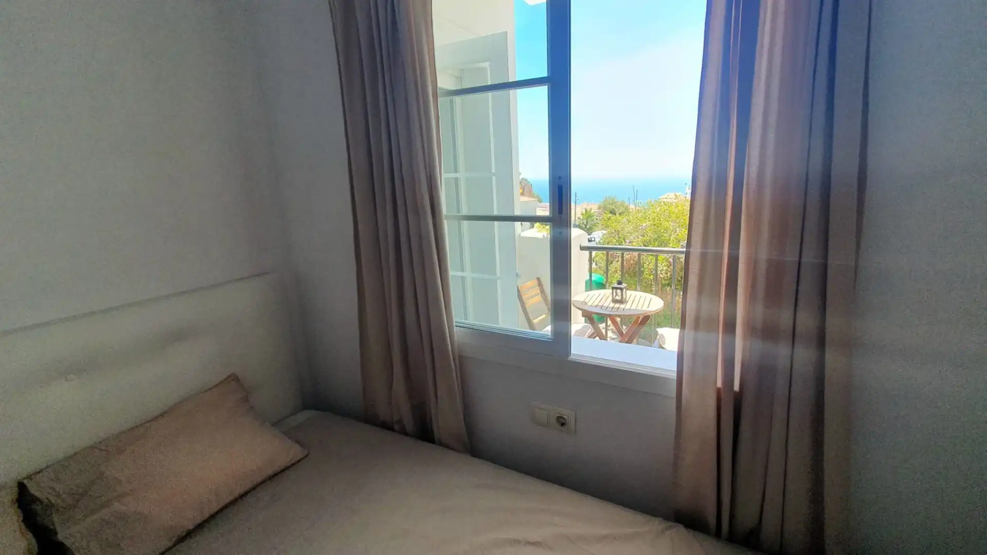 Dormitori de Apartament de lloguer en Benalmádena amb Terrassa, Moblat i Piscina comunitària