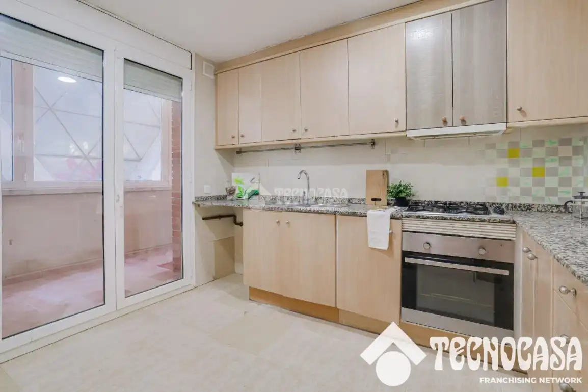 Küche von Wohnung zum Verkauf in Barcelona mit Klimaanlage und Balkon
