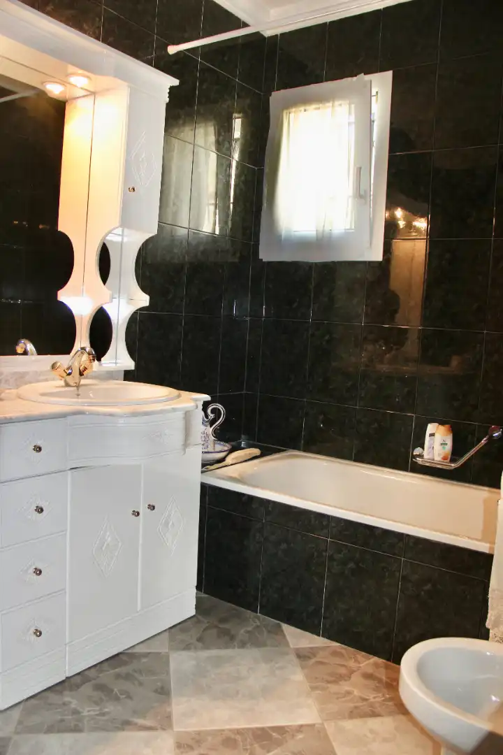 Bany de Casa o xalet en venda en Benaocaz amb Jardí privat, Terrassa i Traster