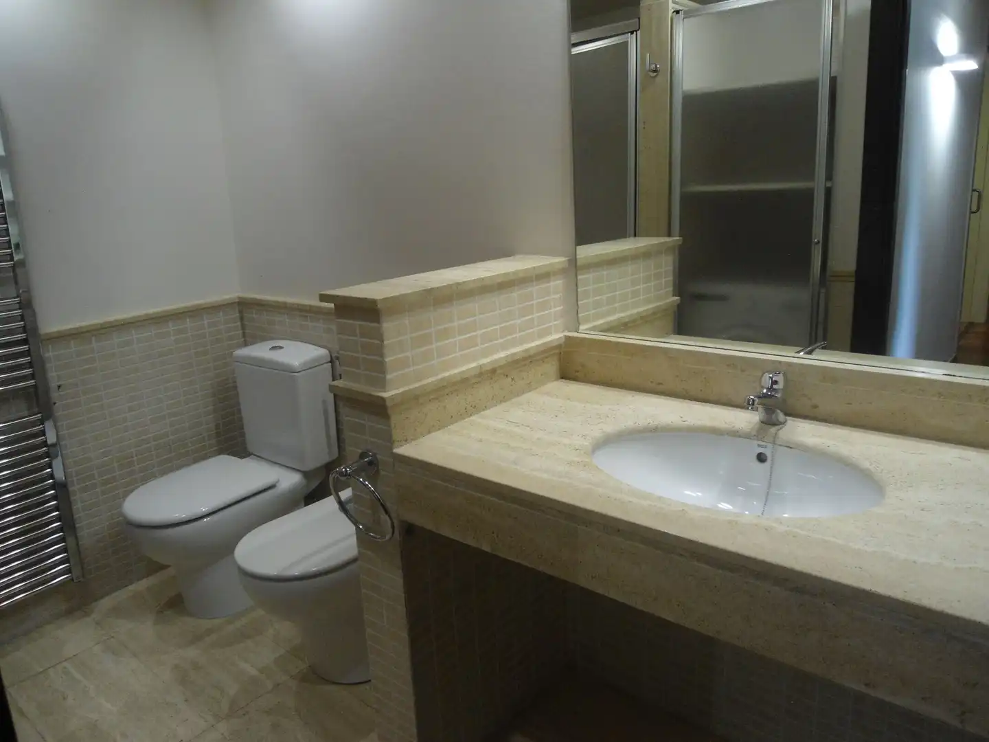 Baño de Apartamento de alquiler en Lleida con Aire acondicionado, Calefacción y Parquet