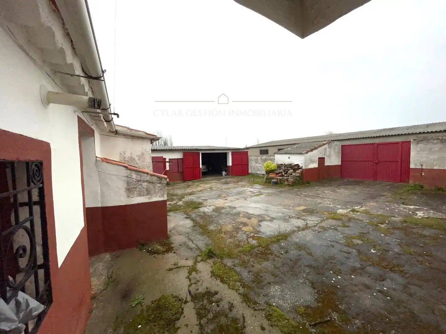 Vista exterior de Casa o xalet en venda en San Pedro de Rozados amb Calefacció, Traster i Moblat