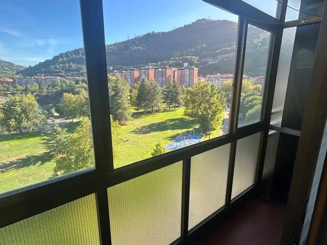 Vista exterior de Pis en venda en Bilbao  amb Terrassa i Balcó