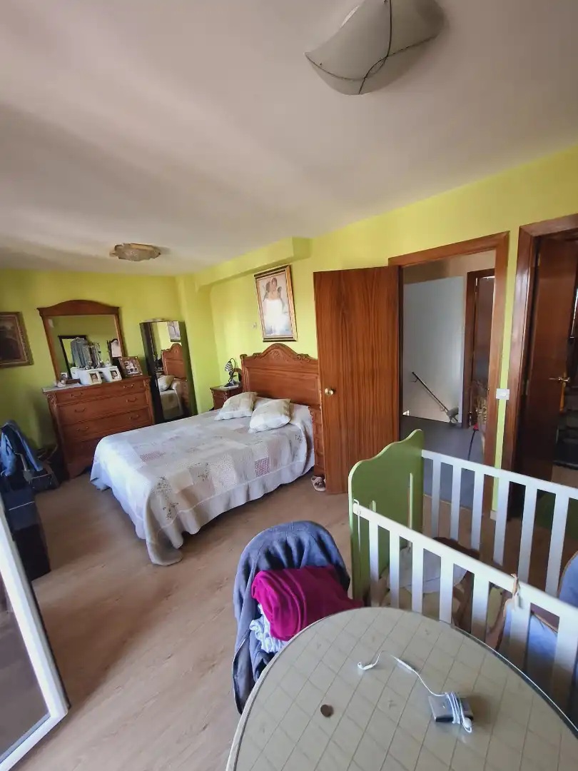 Habitación de Casa adosada en venta en Villaviciosa de Odón con Aire acondicionado, Calefacción y Jardín privado