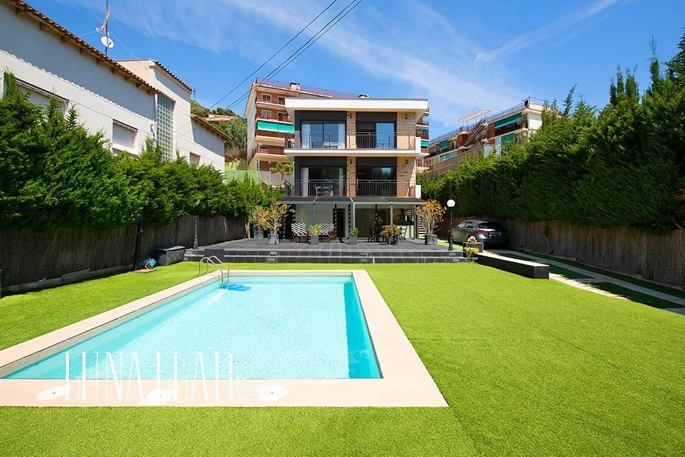 Vista exterior de Casa o xalet en venda en Castelldefels amb Aire condicionat, Calefacció i Jardí privat