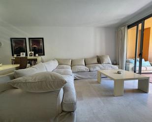 Sala d'estar de Apartament en venda en Estepona amb Aire condicionat, Moblat i Forn