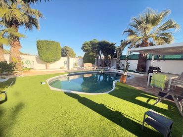 Chalet con balcón en venta en Orihuela Costa