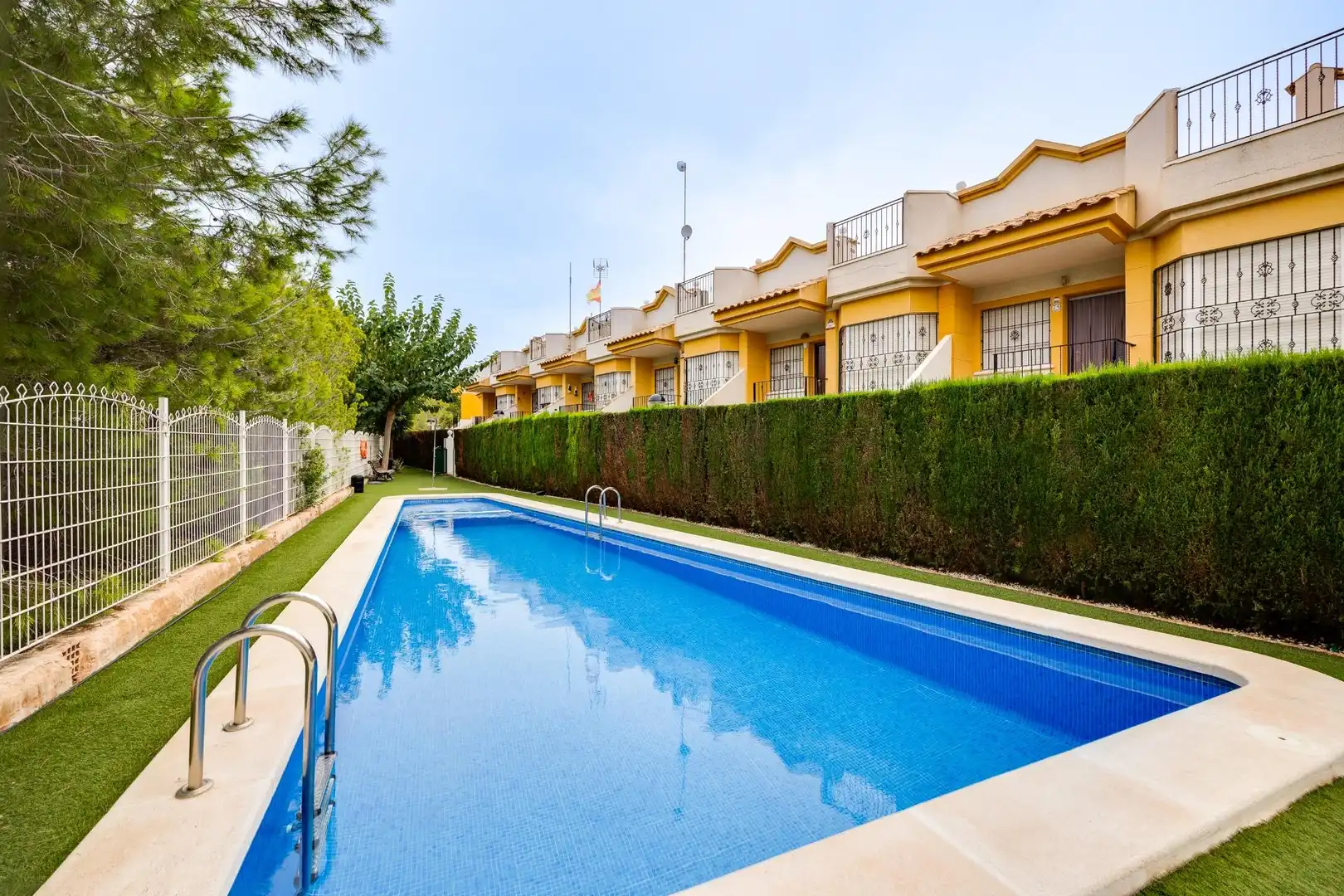 Piscina de Casa o xalet en venda en Torrevieja amb Jardí privat, Terrassa i Moblat