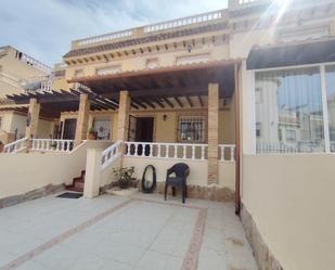Vista exterior de Casa adosada en venda en Orihuela amb Jardí privat, Terrassa i Traster