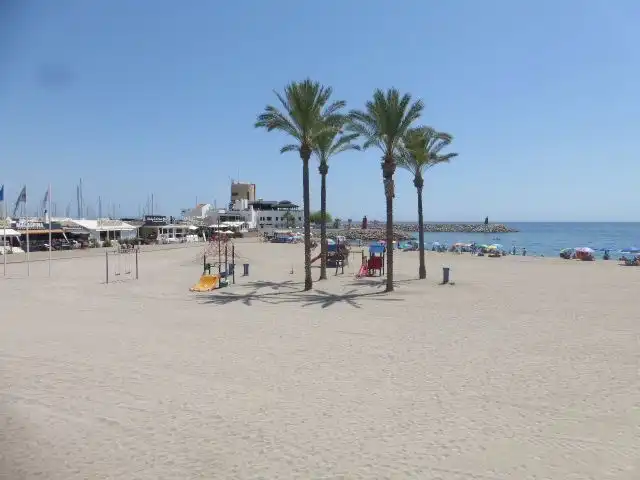 Vista exterior de Casa o xalet en venda en Roquetas de Mar amb Aire condicionat, Calefacció i Jardí privat