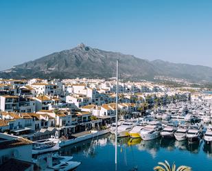 Vista exterior de Apartament en venda en Marbella amb Aire condicionat, Terrassa i Moblat