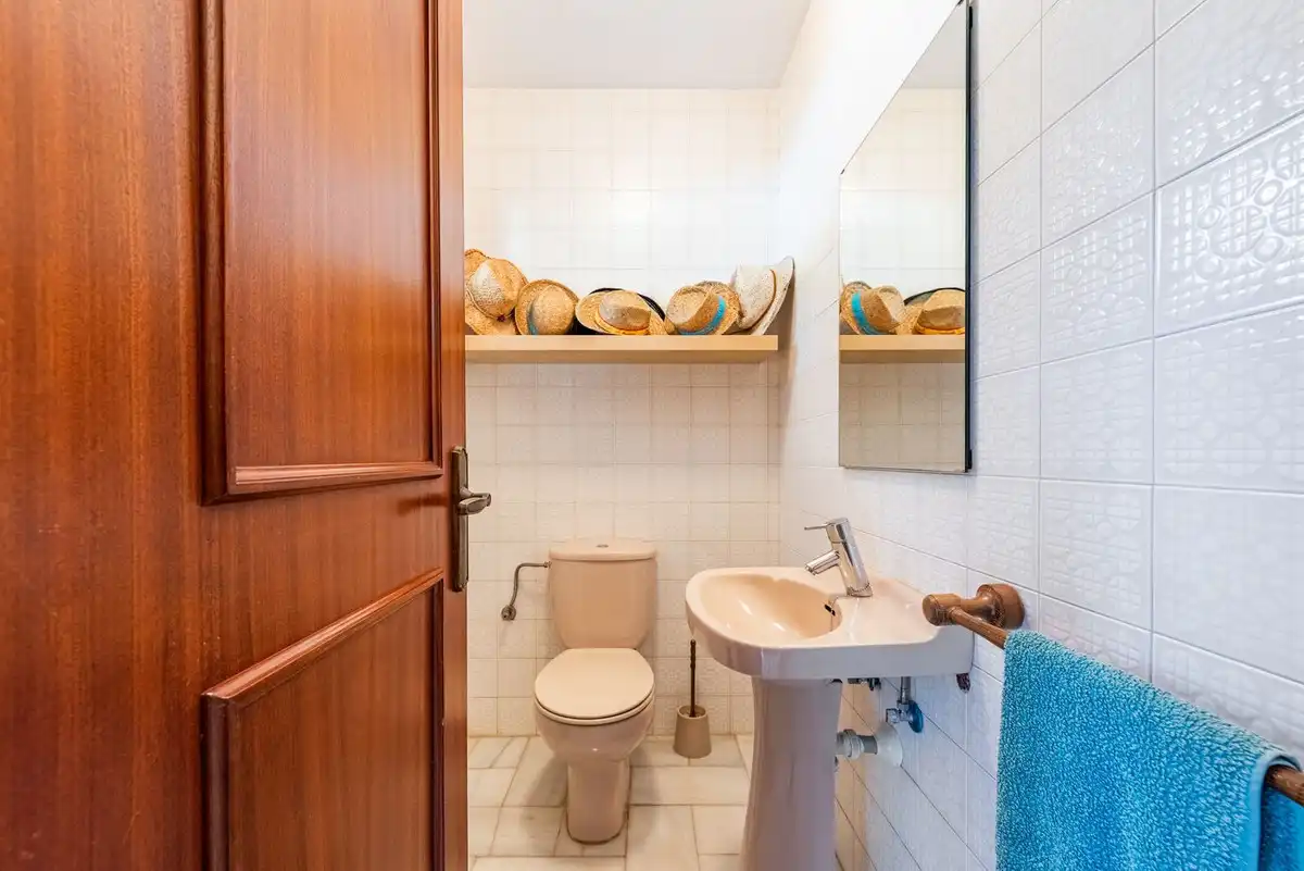 Badezimmer von Einfamilien-Reihenhaus zum Verkauf in Benahavís mit Klimaanlage, Heizung und Terrasse