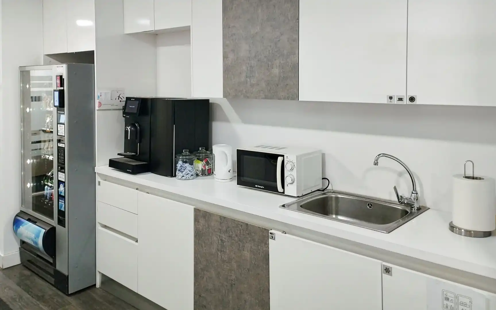 Cocina de Oficina de alquiler en Madrid con Aire acondicionado, Calefacción y Amueblado