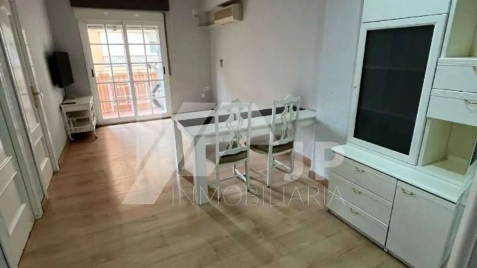 Habitación de Piso de alquiler en  Granada Capital con Aire acondicionado y Amueblado