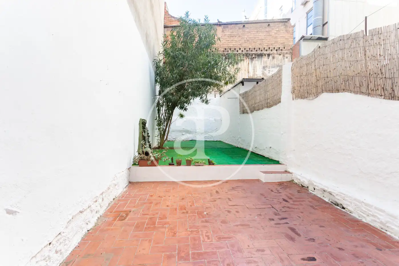 Vista exterior de Piso en venta en Barcelona con Calefacción y Jardín privado