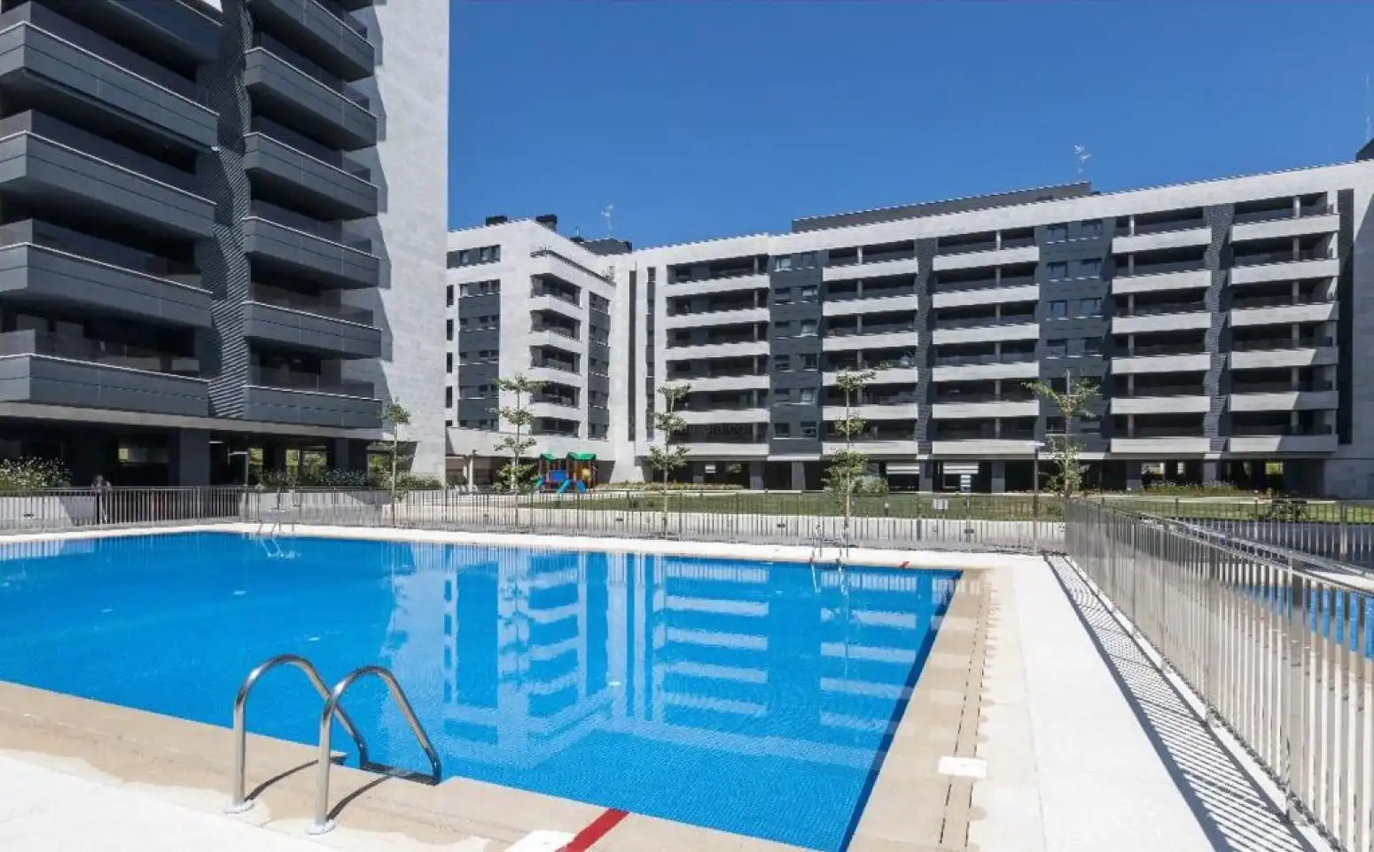 Swimming pool of Flat for sale in  Logroño  with Air Conditioner, Heating and Private garden