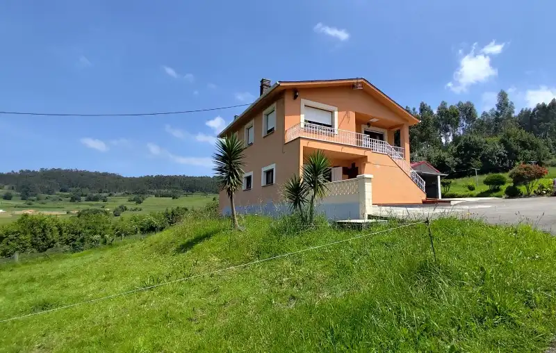 Vista exterior de Casa o xalet en venda en Soto del Barco amb Calefacció, Traster i Balcó