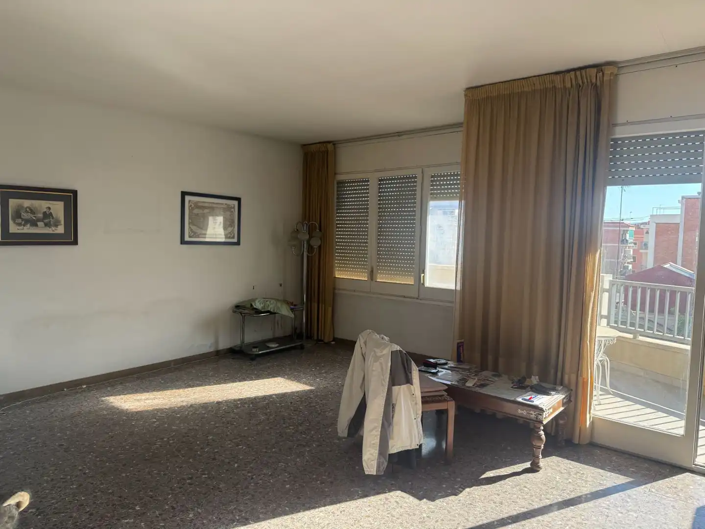 Sala de estar de Piso en venta en L'Hospitalet de Llobregat con Calefacción, Terraza y Alarma