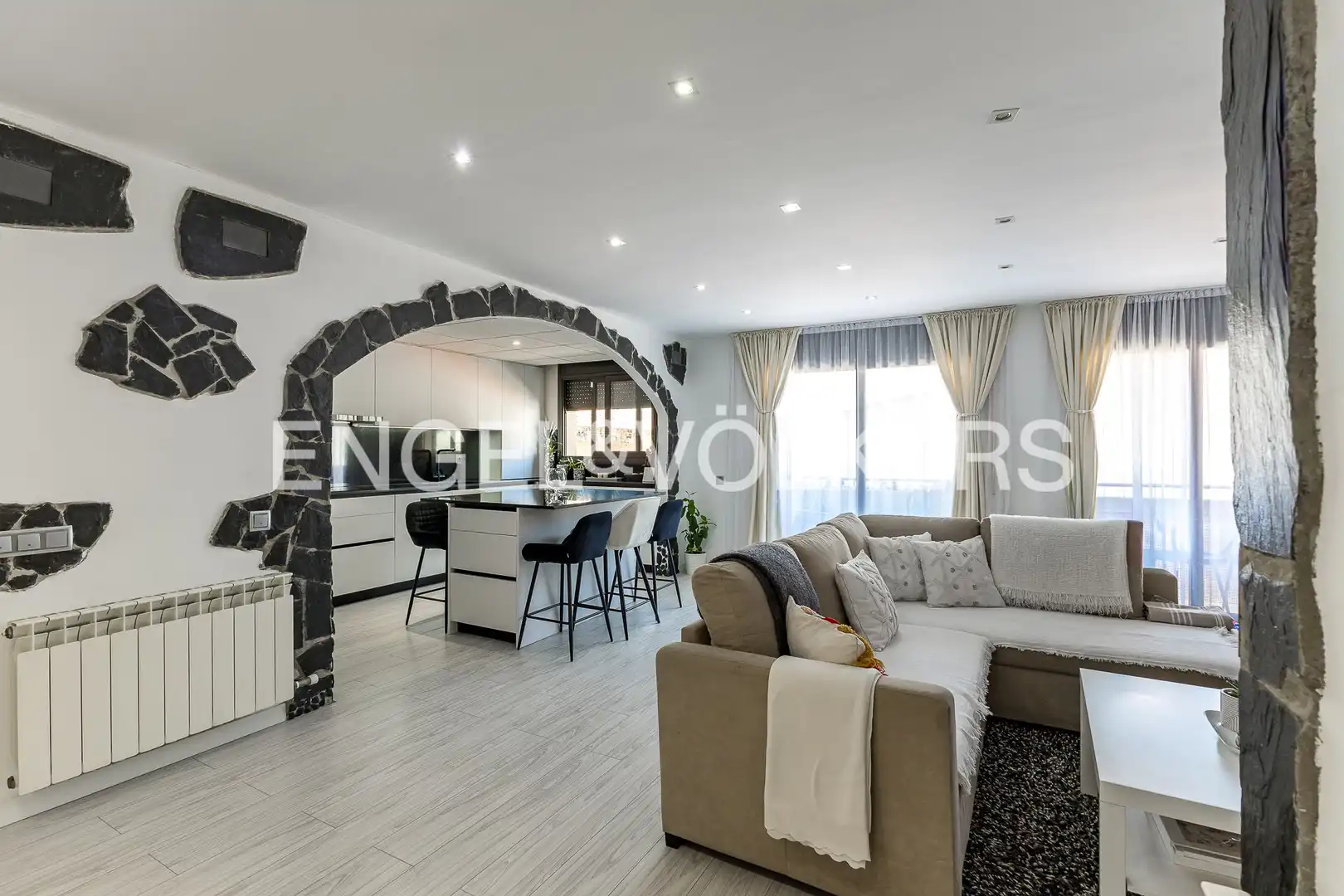 Sala de estar de Piso en venta en Vilanova i la Geltrú con Aire acondicionado, Calefacción y Trastero