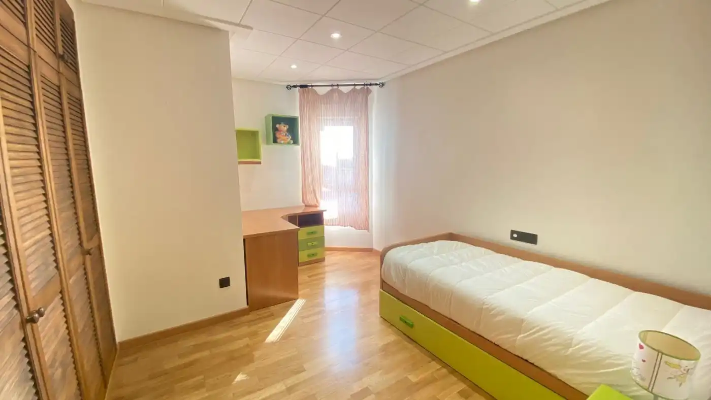 Schlafzimmer von Dachboden zum Verkauf in Silla mit Klimaanlage, Heizung und Parkett