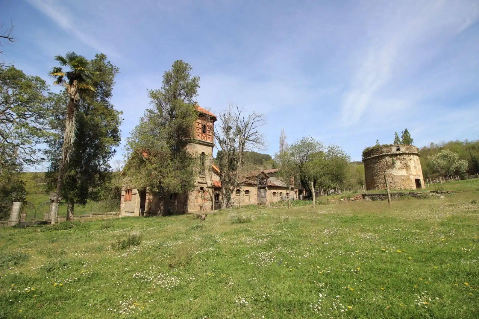 Vista exterior de Casa o xalet en venda en Salas amb Calefacció, Jardí privat i Parquet