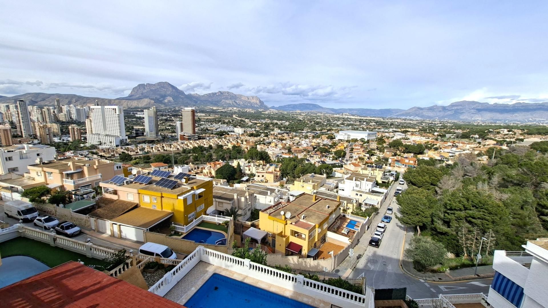 Vista exterior de Casa adosada en venda en Benidorm amb Terrassa, Traster i Piscina