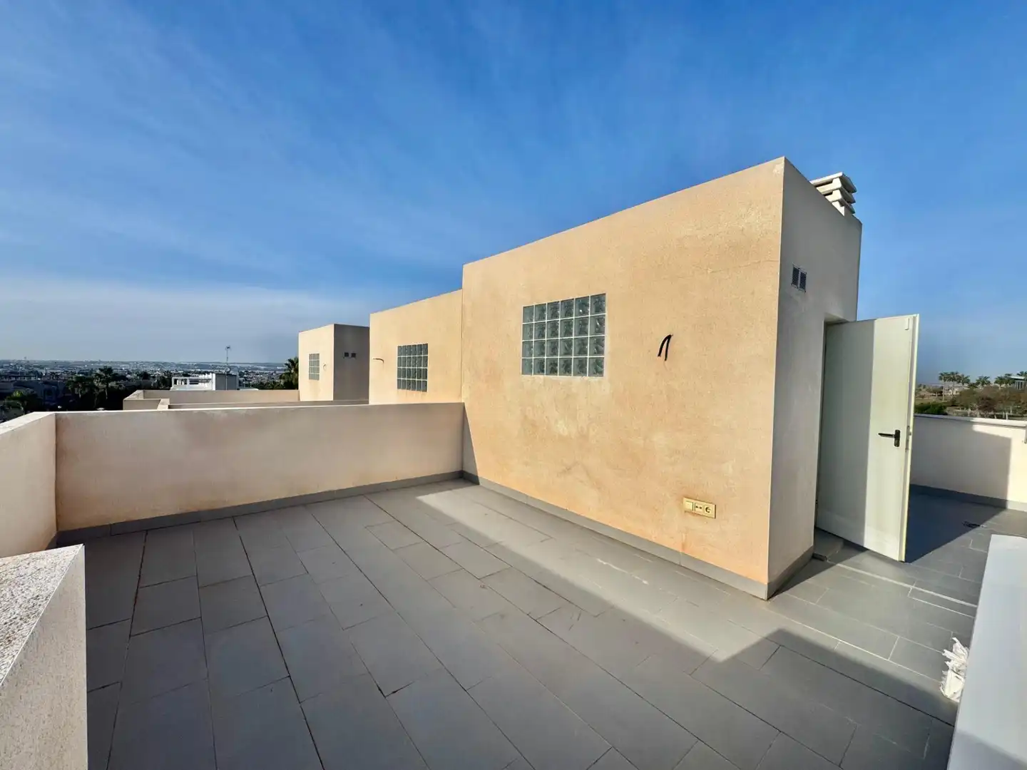 Vista exterior de Casa adosada en venta en Torrevieja con Jardín privado, Terraza y Balcón
