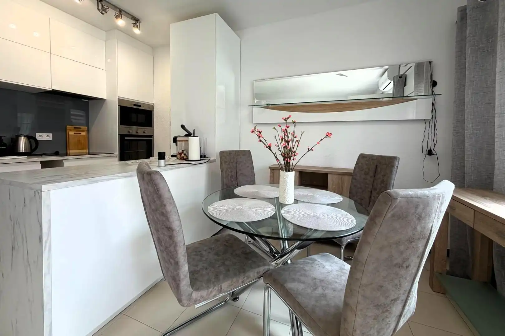 Esszimmer von Einfamilien-Reihenhaus zum Verkauf in Torrevieja mit Klimaanlage, Heizung und Terrasse