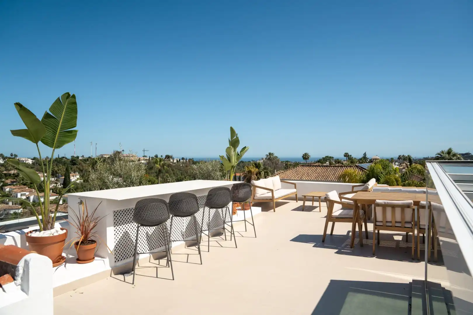 Terrasse von Einfamilien-Reihenhaus zum Verkauf in Marbella mit Klimaanlage, Heizung und Privatgarten