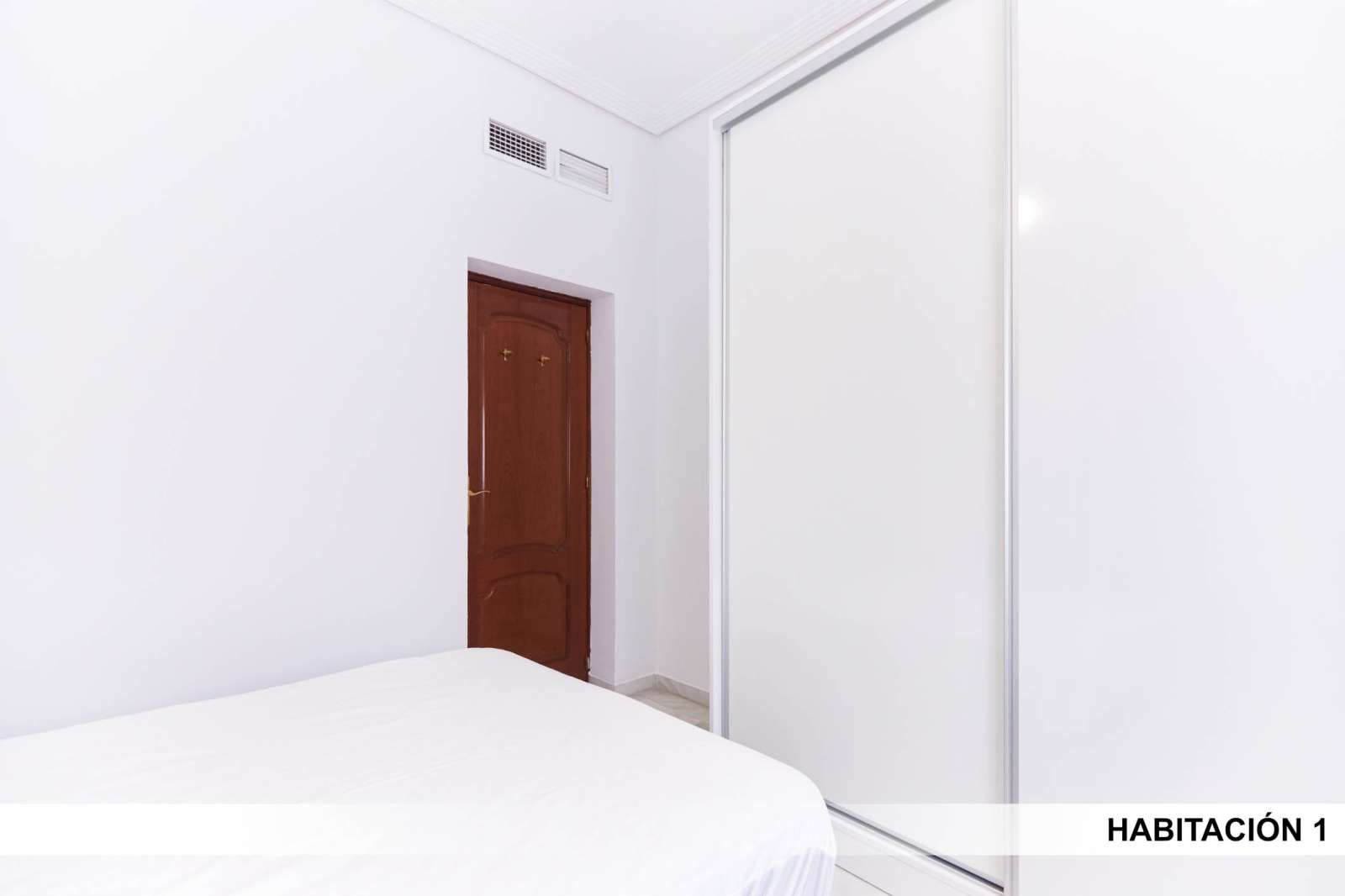 Bedroom of Flat to share in  Sevilla Capital  with Air Conditioner, Terrace and Furnished
