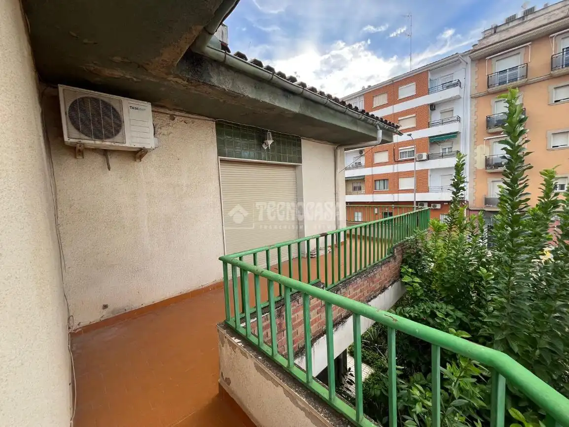 Vista exterior de Casa adosada en venta en Linares con Aire acondicionado, Terraza y Balcón