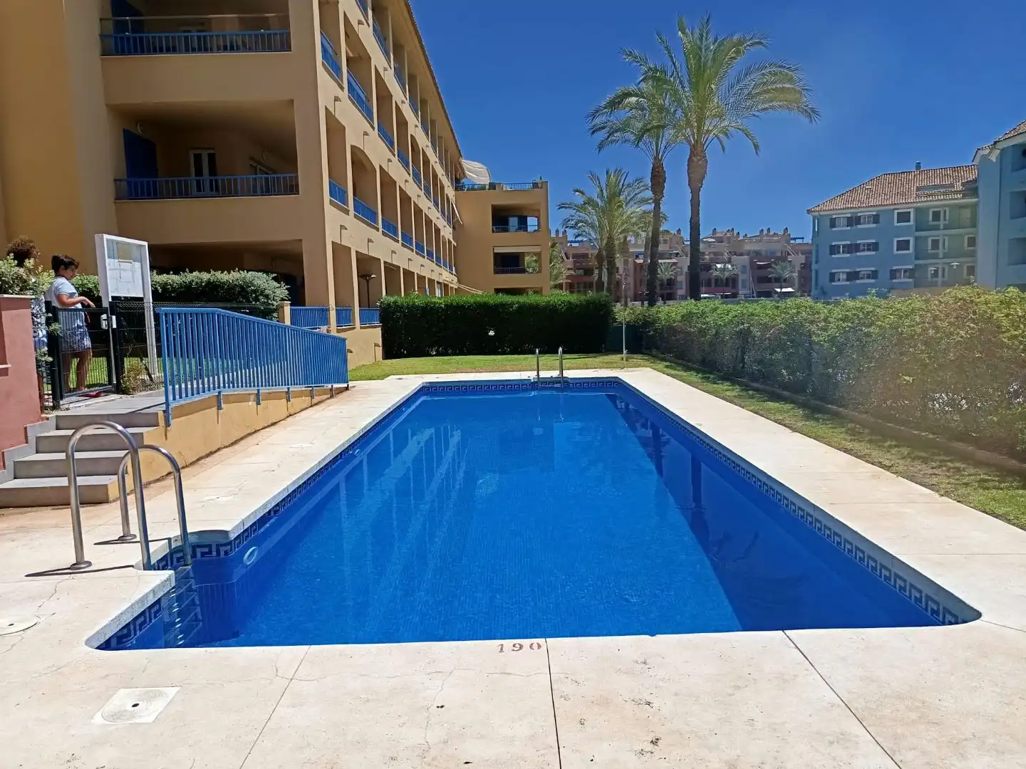 Piscina de Apartament de lloguer en Sotogrande amb Aire condicionat i Terrassa