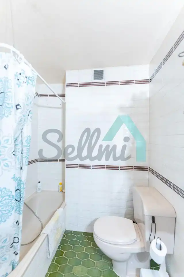 Baño de Piso de alquiler en Oviedo  con Calefacción, Parquet y Amueblado