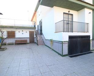 Vista exterior de Casa adosada en venda en Chimeneas amb Calefacció, Terrassa i Balcó