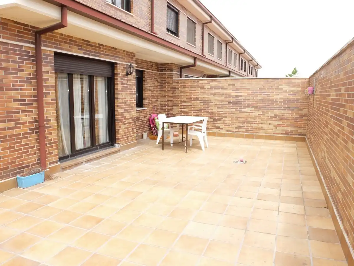 Terraza de Casa adosada en venta en Laguna de Duero con Calefacción, Terraza y Trastero