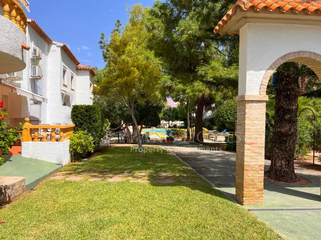 Garten von Einfamilien-Reihenhaus zum Verkauf in Dénia mit Klimaanlage und Gemeinschaftspool