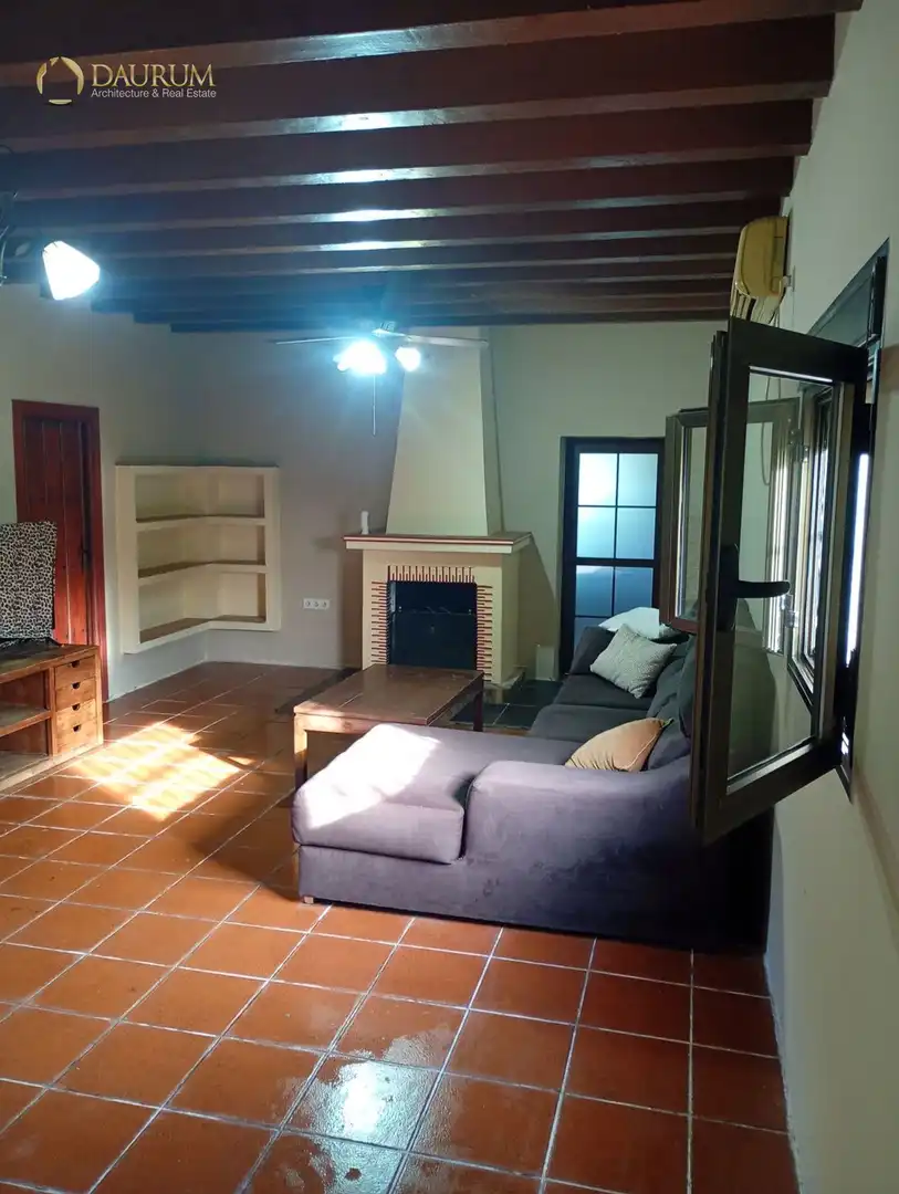 Sala d'estar de Casa o xalet en venda en La Rinconada amb Aire condicionat i Piscina