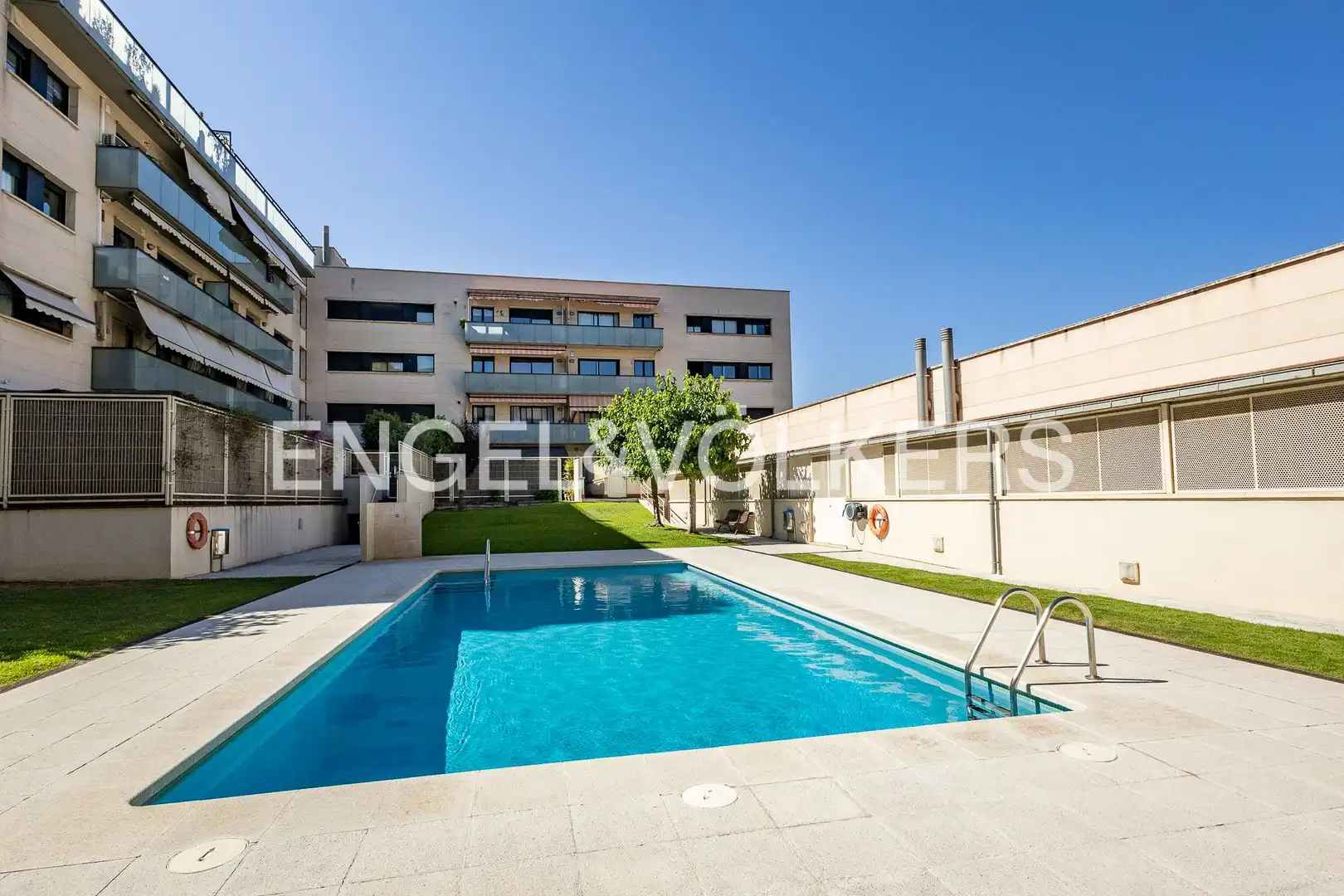 Piscina de Apartamento en venta en Sant Feliu de Llobregat con Aire acondicionado, Calefacción y Jardín privado